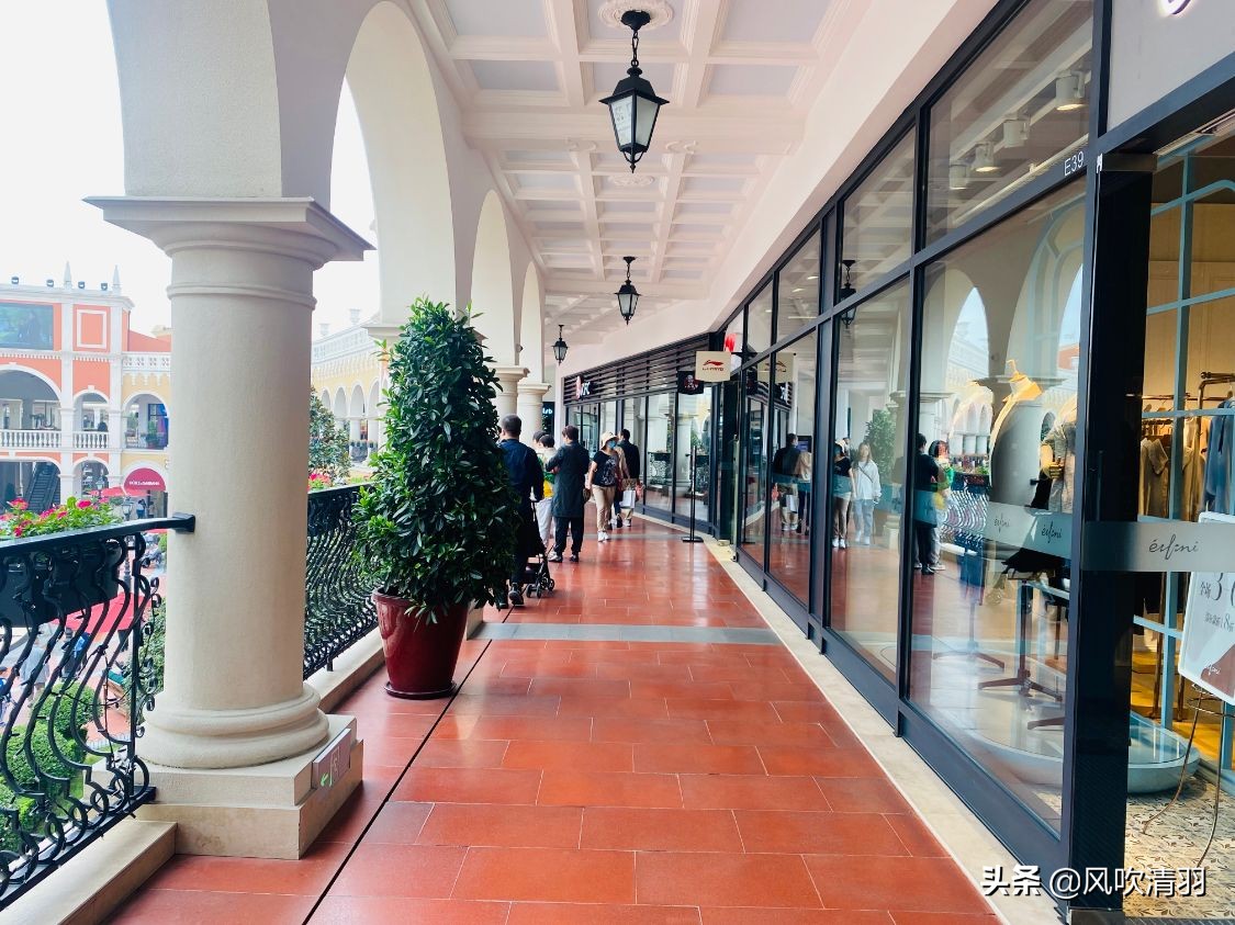 成都一个“意式”小镇火了，购物便宜品牌繁多，3500个免费停车位