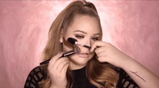 蕾哈娜邪术篇:磨皮瘦脸之外的X操作