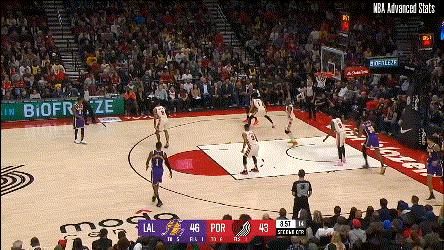 詹姆斯的传球意识到底有多强,35岁詹姆斯抢断湖人