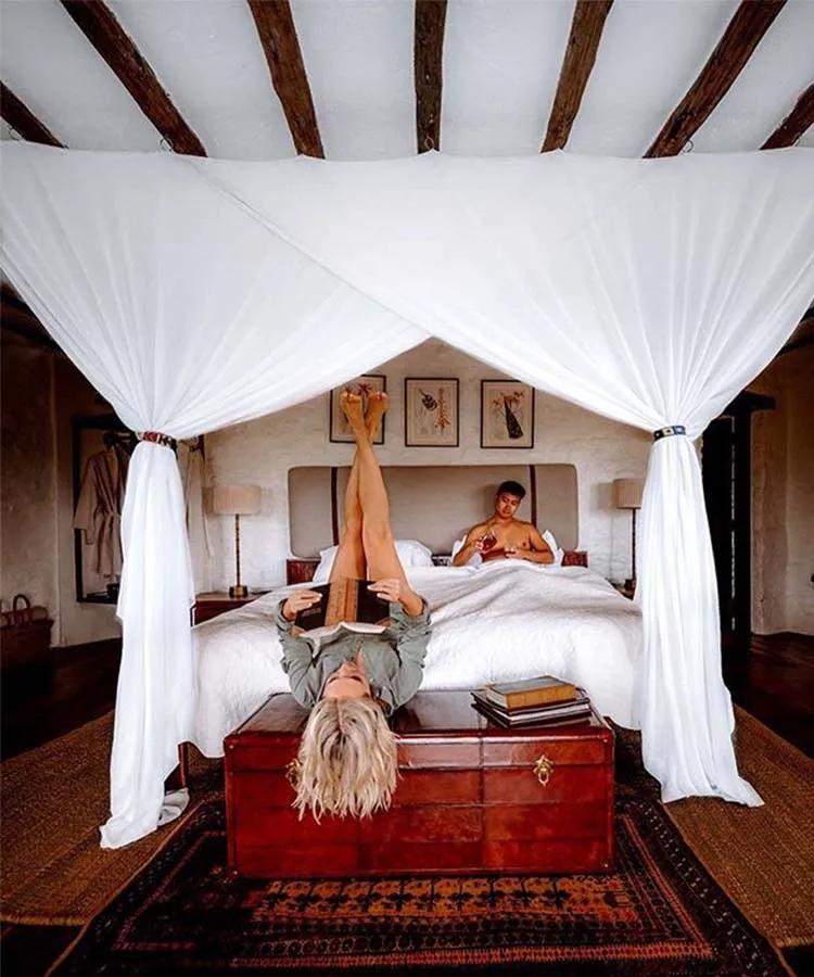 世间稀有的白色长颈鹿母子，在非洲被残忍猎杀，发现时只剩骨骼