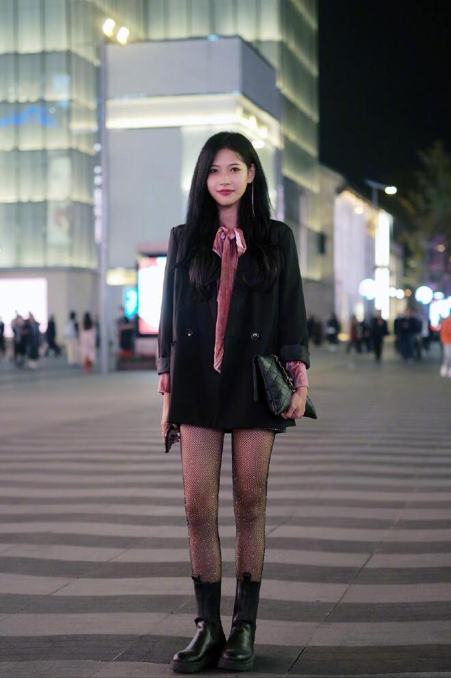 蕾丝长筒袜怎么穿教程,春天穿袜子的小技巧