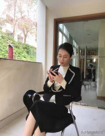 温峥嵘斜肩裙图片,温峥嵘穿衣服风格