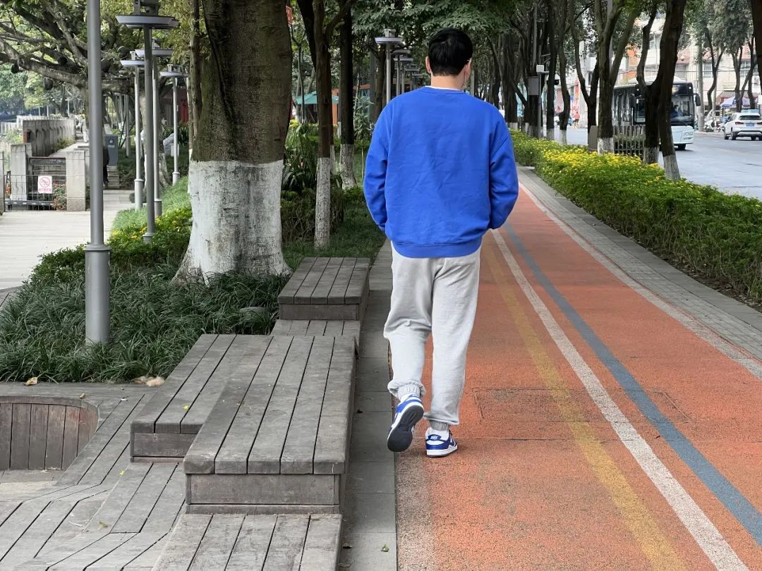 每个人的衣橱里都有一条灰色卫裤,每个人是不是都有一条灰色卫裤