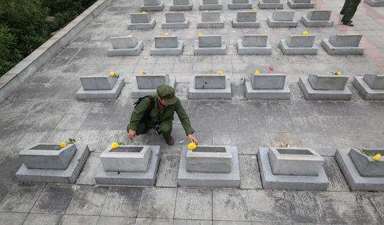 自卫反击战牺牲的烈士场景,反击战烈士牺牲视频