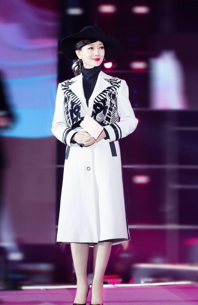 赵雅芝好会玩,穿呢大衣还要粘个大蝴蝶结,不显丑反而挺有时髦感