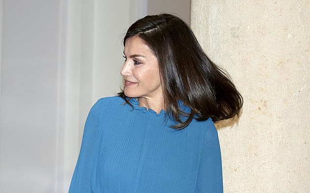 48岁西班牙王后穿西装,47岁西班牙王后真会穿雾霾蓝