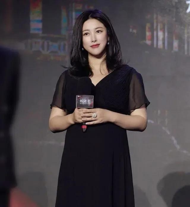 朱珠的放*情纵**史，与世界顶级富豪擦肩而过，靠美貌征服了5个男人