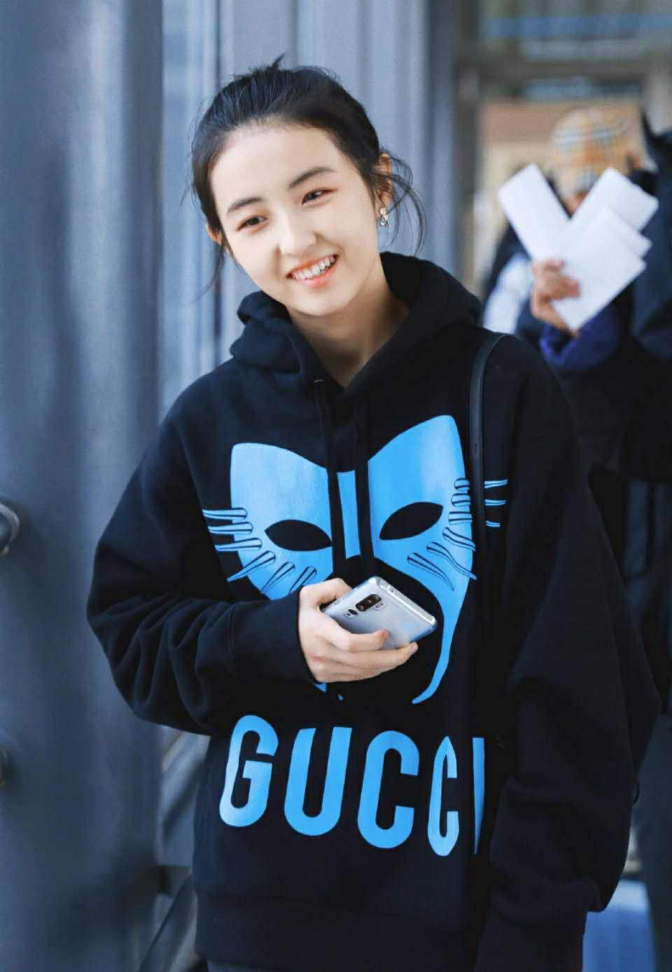 张子枫穿吊带工装裙露背,张子枫现身机场穿连帽卫衣