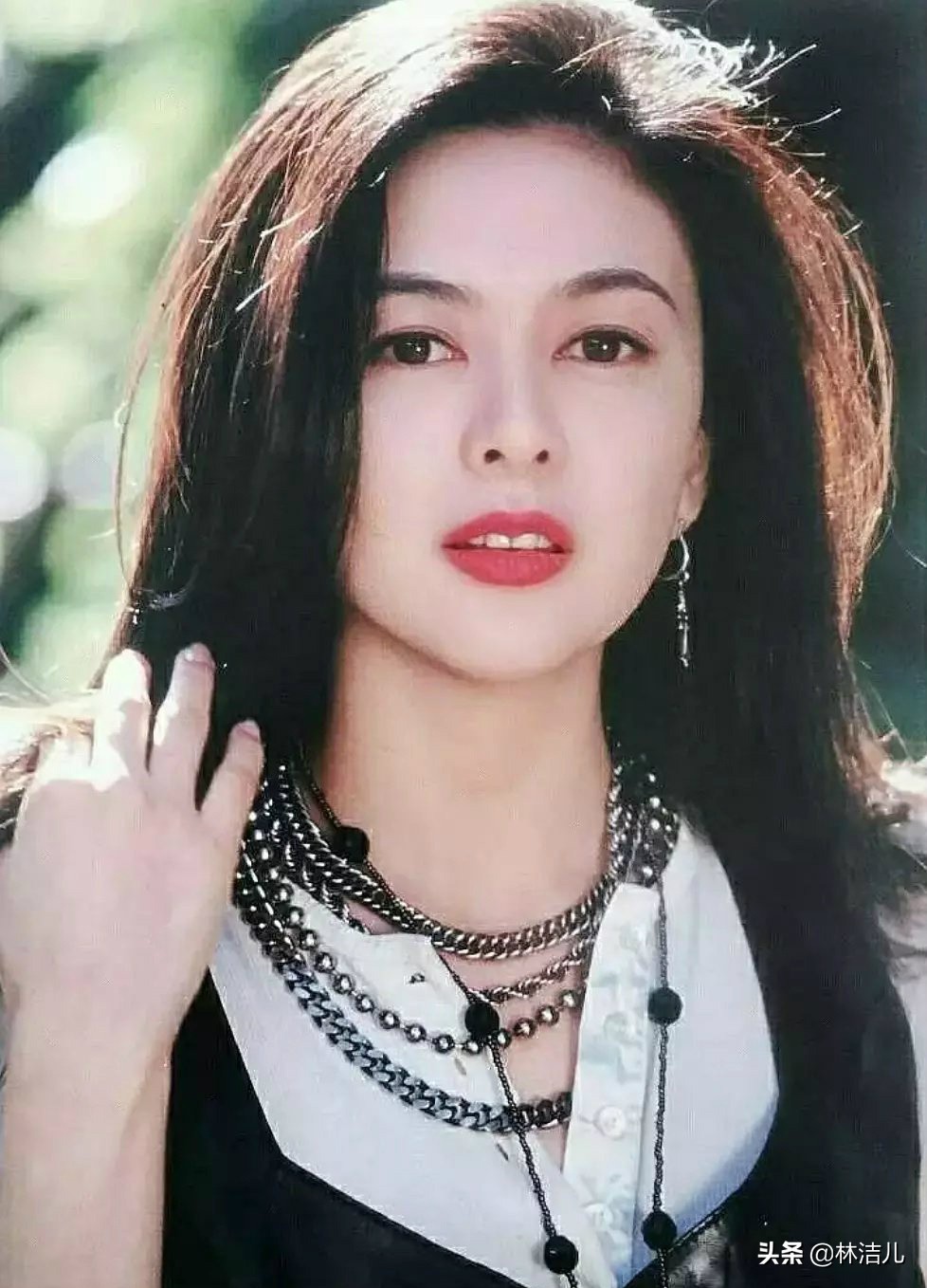 王祖贤状态52岁肤白貌美头发浓密,52岁王祖贤笑颜红唇发量惊人