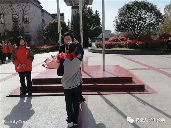 鼓号队升旗仪式出旗,升国旗鼓号队表演小学生