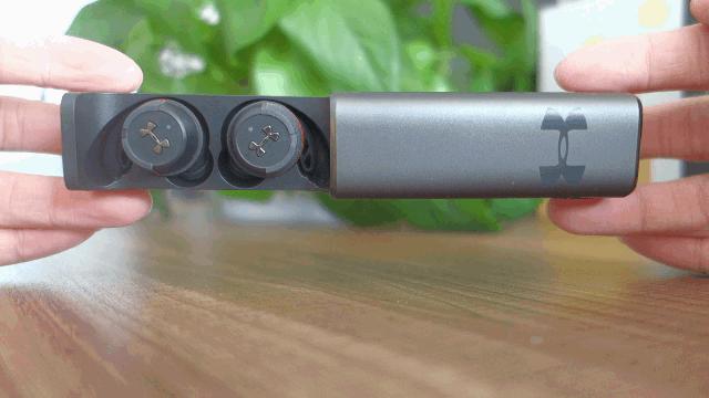 jbl与安德玛联名耳机隐藏功能,jbl安德玛联名耳机和airpods