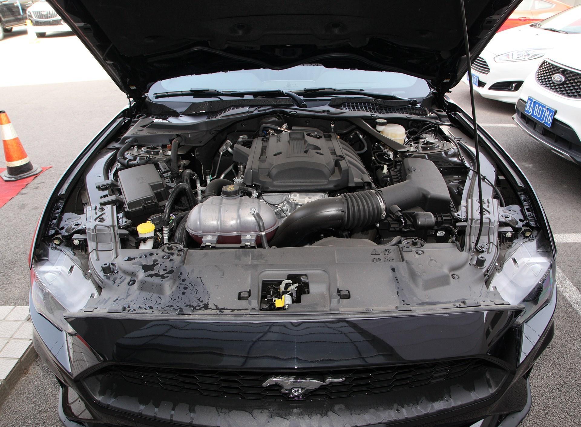 福特野马跟宝马4系外观对比,福特野马和宝马2系哪个好撩妹