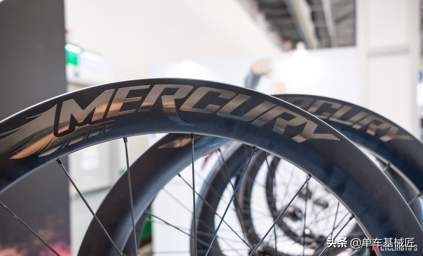 这是飞机，这是鸟……不，这是一个无压迫感的自行车车座