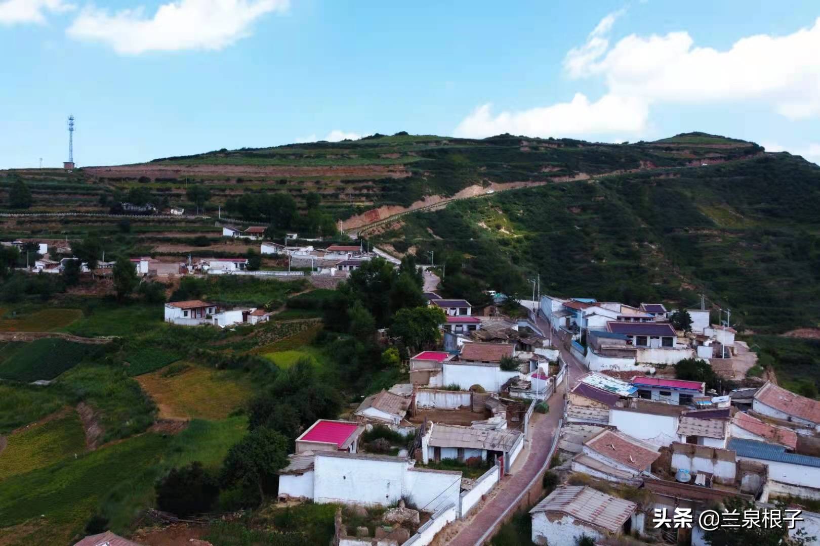 兰州南部大山深处山脊线上的美丽原野乡村沟对巴