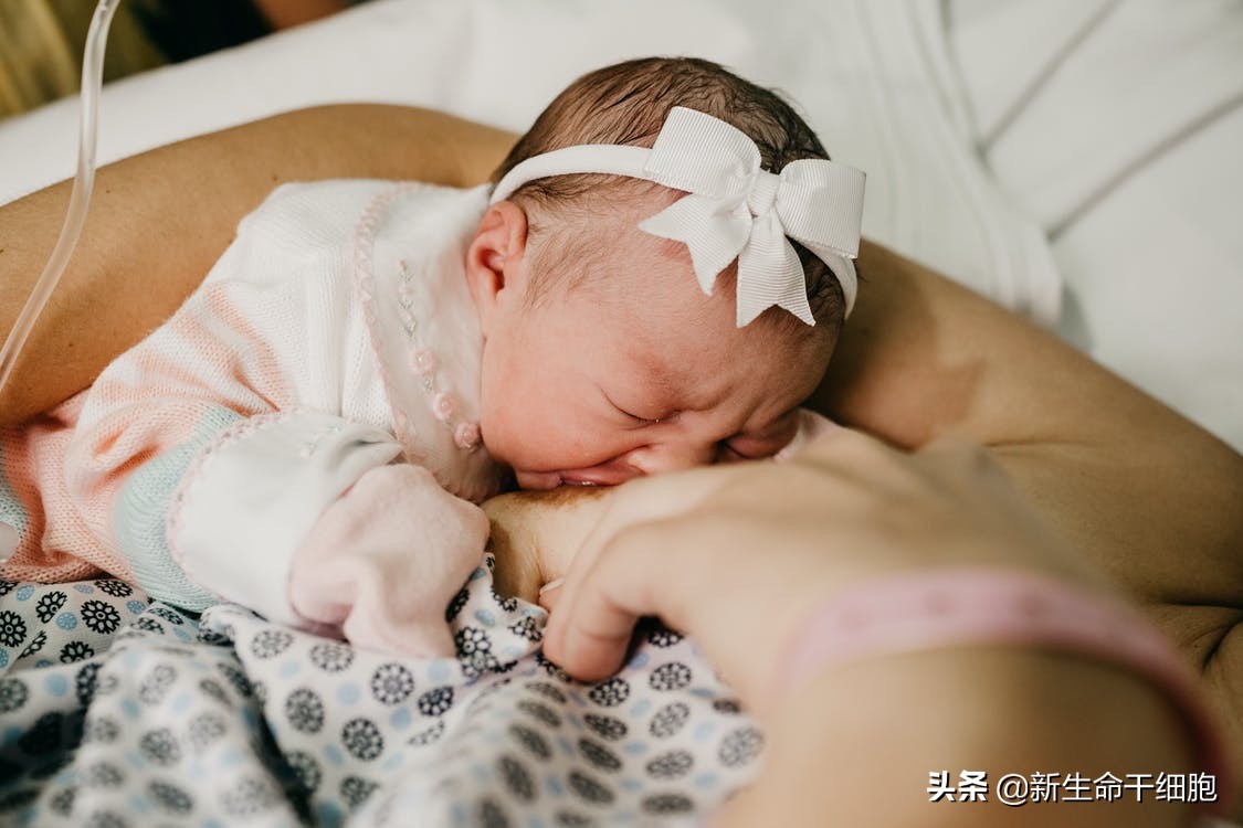 呛奶和吐奶的区别及应对方法,新生儿呛奶的正确处理方法视频