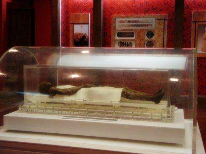 工地挖出一具女尸,古尸之谜工地施工挖出了一具女尸