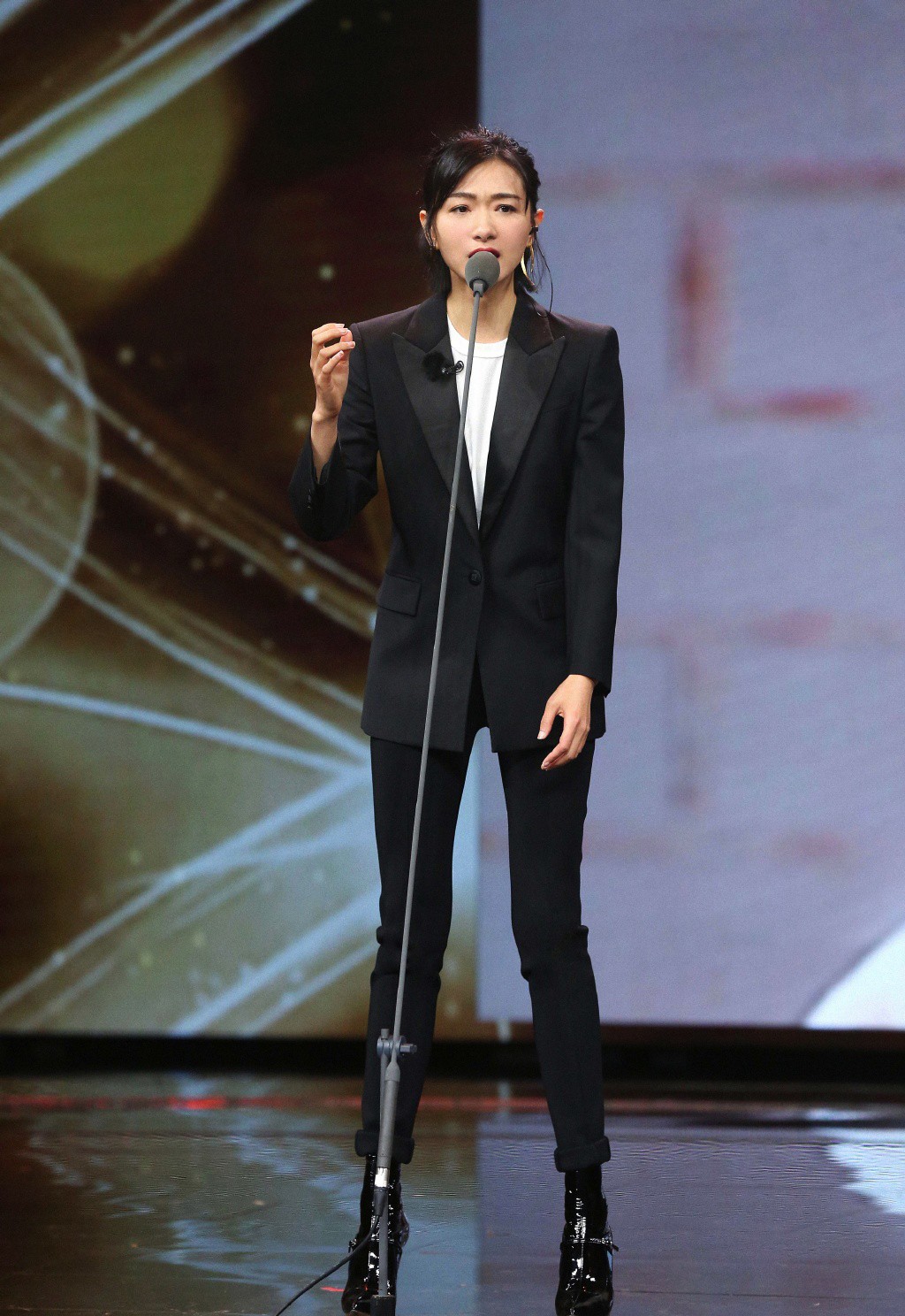 36岁演马天宇的老婆,今穿紧身裤双腿细长直,配短靴更抢眼了