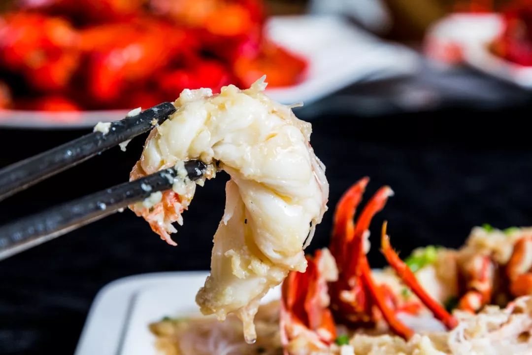 这样吃龙虾简直就是一场味觉盛宴,吃超大龙虾超过瘾