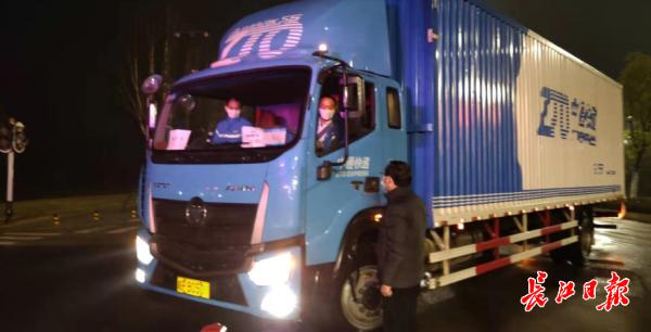 他开车10小时拉来的10万只口罩，当天发到武汉市民手上