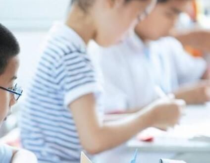 高度近视坐在教室第一排合适吗,教室座位会影响视力吗