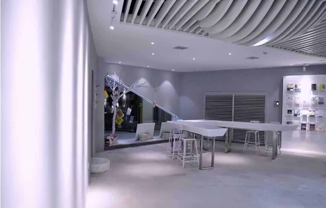 产品只看不买多“白嫖”，却一直没倒闭：揭秘新华书店的隐藏实力