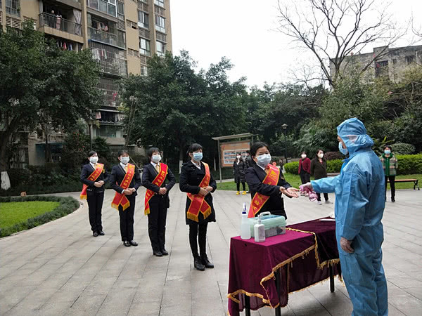 重庆：建筑村社区奥园金域小区921户业主收到蔬菜大礼包