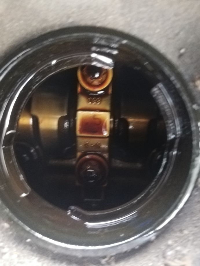 红色机油灯亮了怎么处理,刚换完机油机油灯闪烁怎么回事