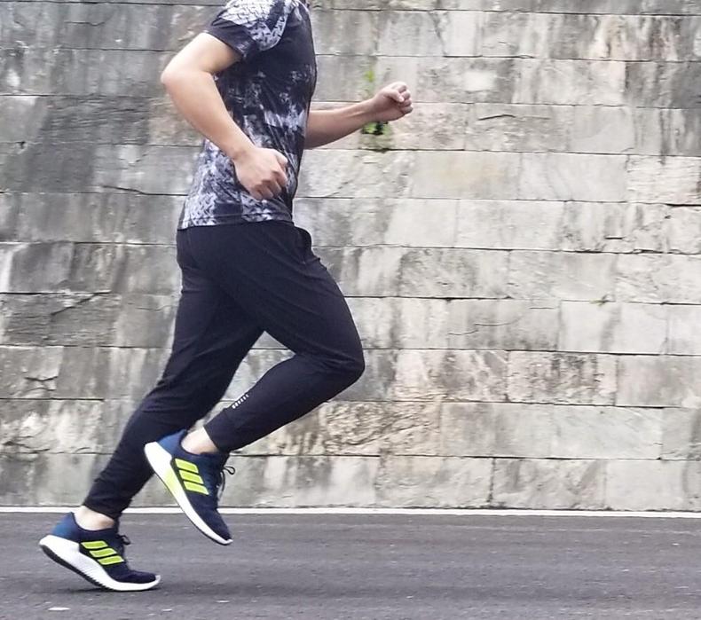 阿迪达斯清风系列跑鞋,夏季跑步阿迪套装