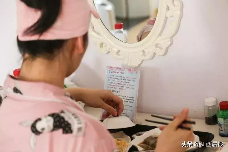 长沙妈妈花了2万多块在月子中心：孩子遭罪，大人糟心！月嫂还将鼻血弄在孩子身上