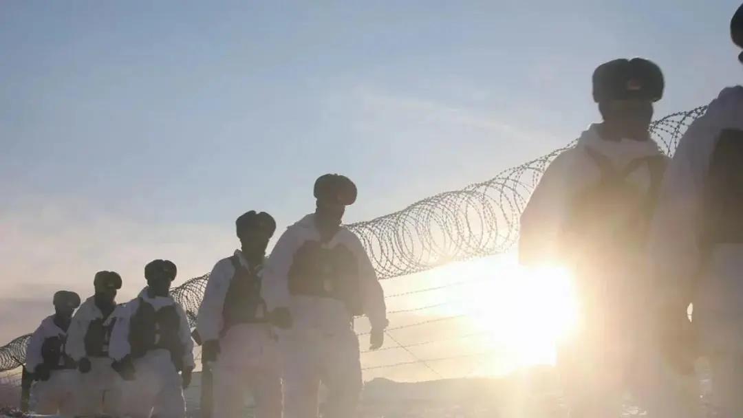 风雪边关边防官兵踏雪巡逻,风雪巡逻边防官兵与界碑相伴