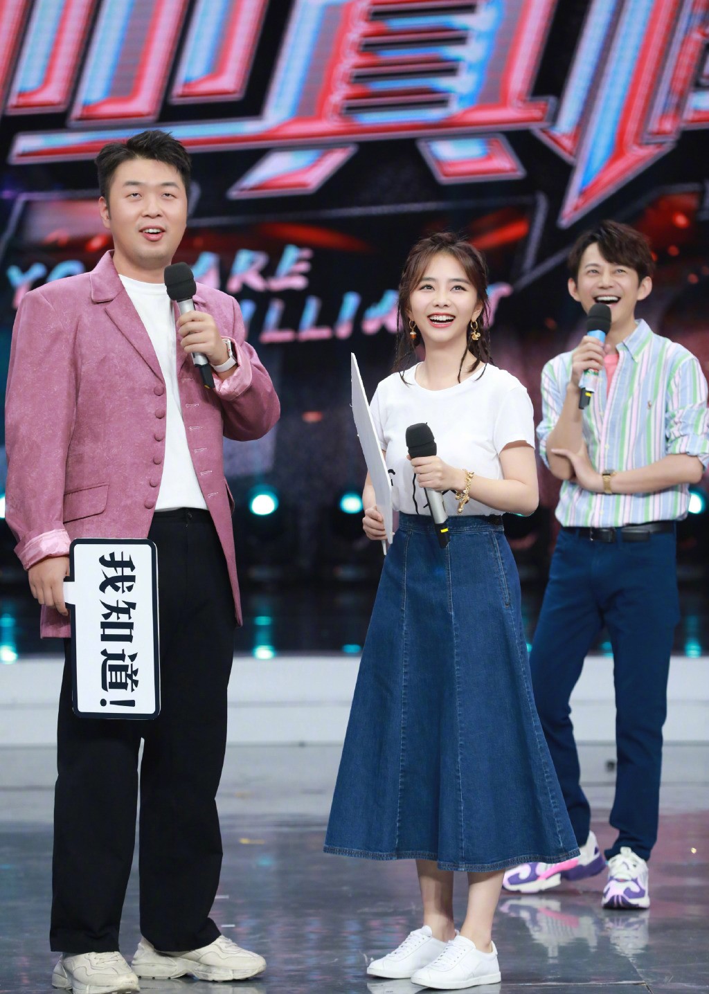 谭松韵针织衫配短裙少女感十足,谭松韵同款衣服卫衣