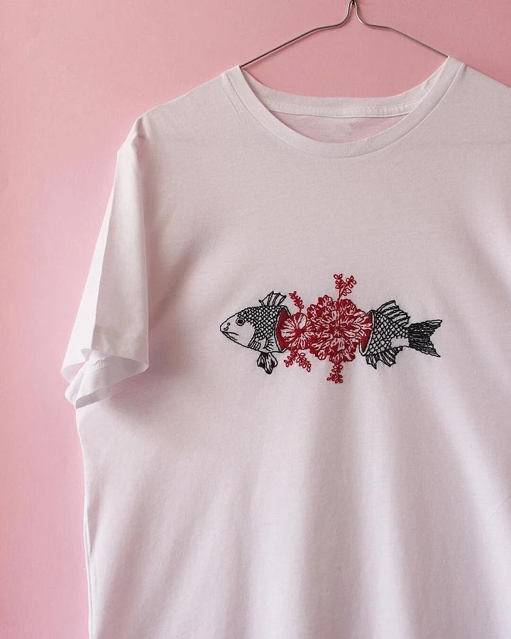 自己绣在衣服上的简单刺绣,手工刺绣t恤字母配色图片