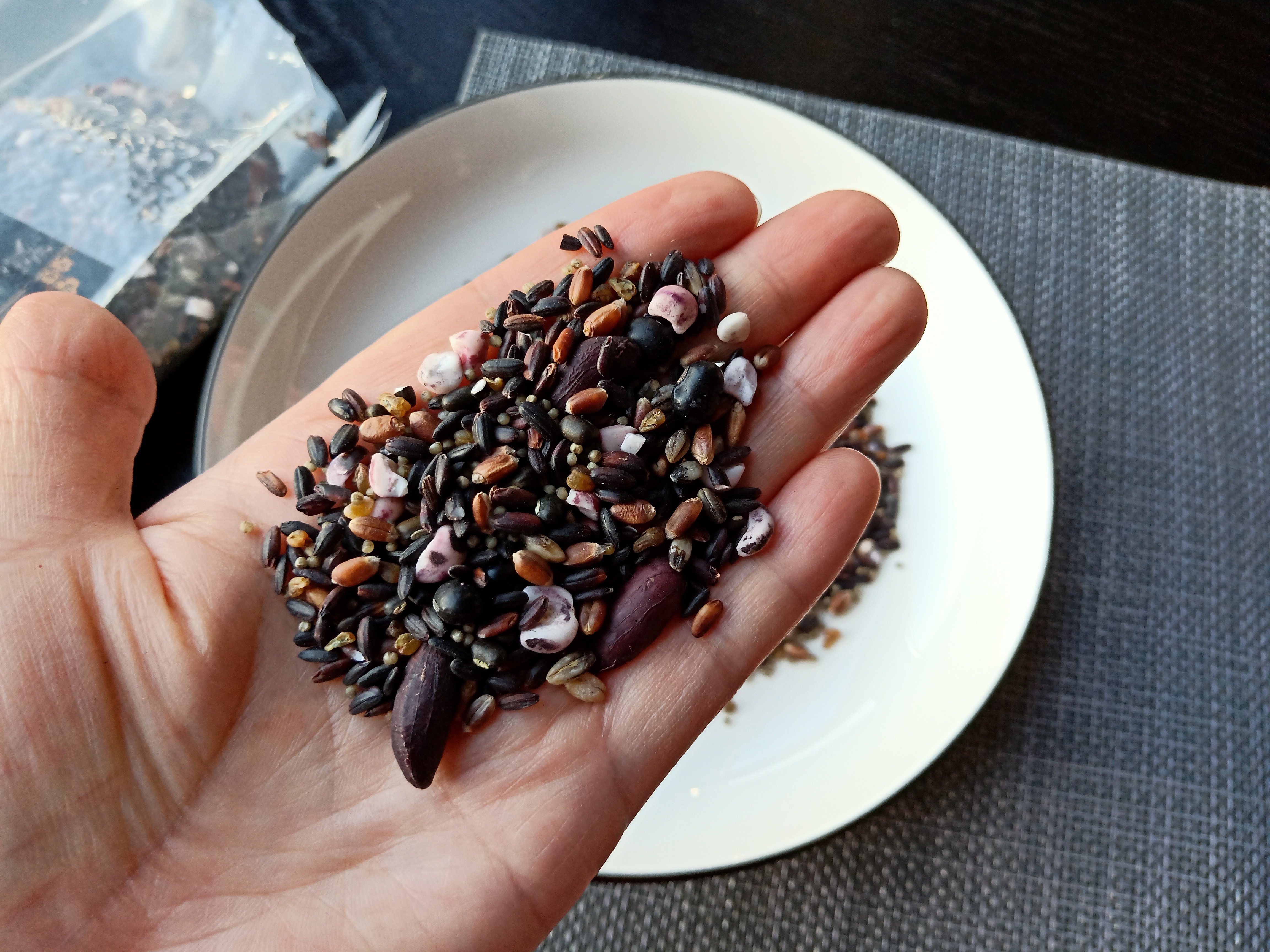 一洗黑掉色了会变什么颜色,黑米洗出来掉颜色是不是假的