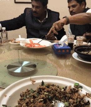 吃火锅搞笑瞬间,吃火锅搞笑图蘑菇头