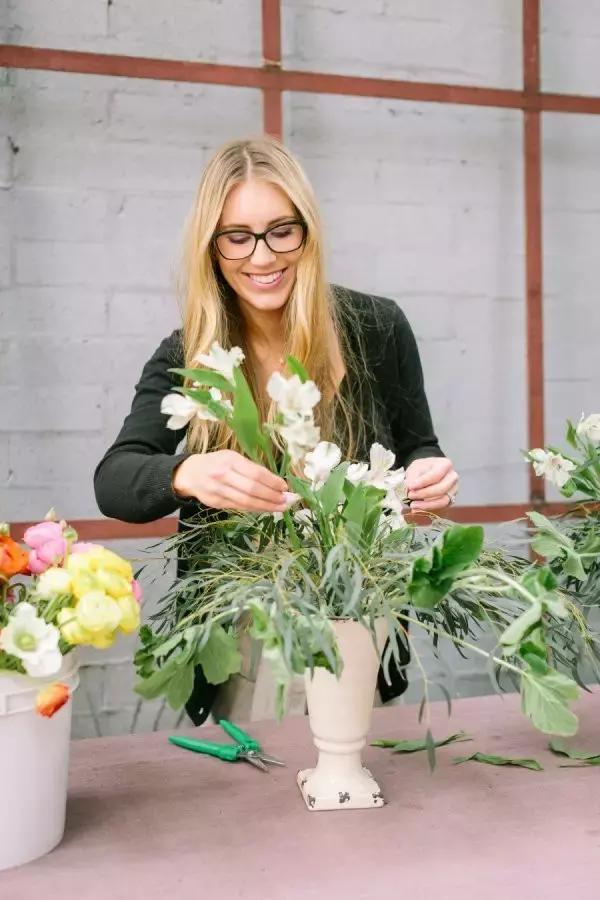 矿泉水瓶手工制作花瓶插花,怎么自己动手做插花瓶