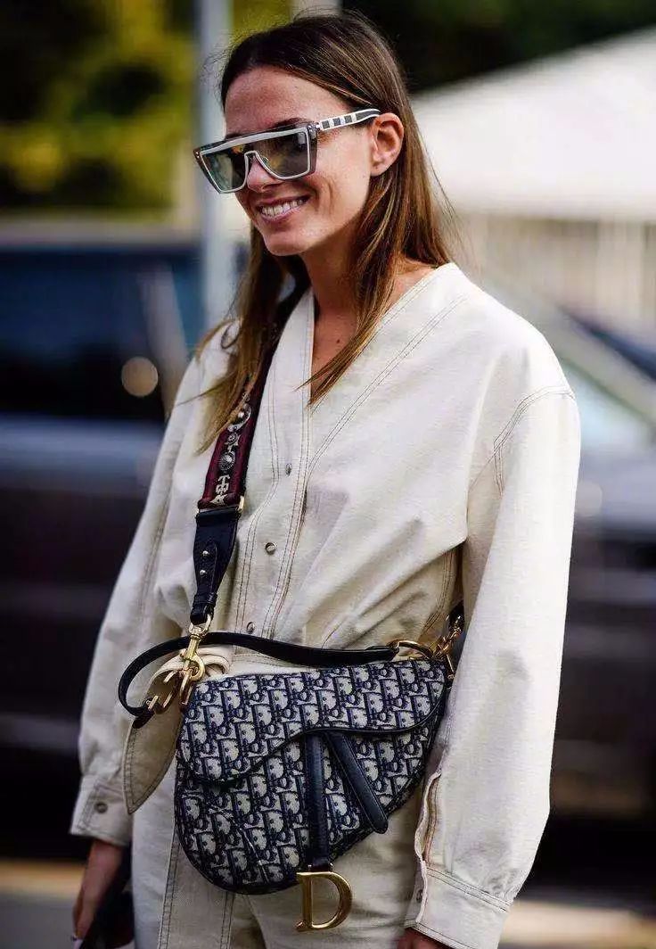 现在小资女流行背什么包,女生背的小包包最流行的哪款