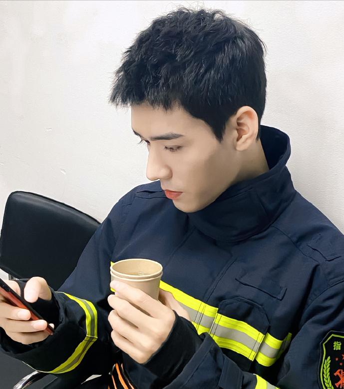 龚俊,你咋一副老了会被骗去买保健品的样子,难怪一直想发财