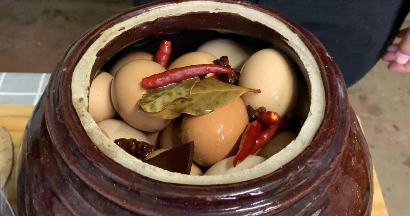 腌鸡蛋只放盐的做法,腌鸡蛋最好吃的方法不放盐