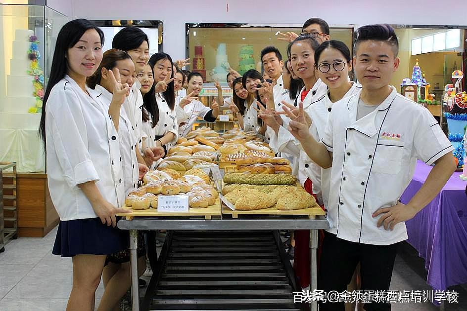 学做蛋糕是做学徒还是去学校,想学做蛋糕是去门店好还是去培训
