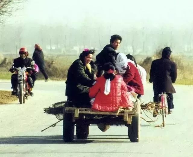 九张反映过年气氛的照片,百张罕见的过年老照片这才是年味