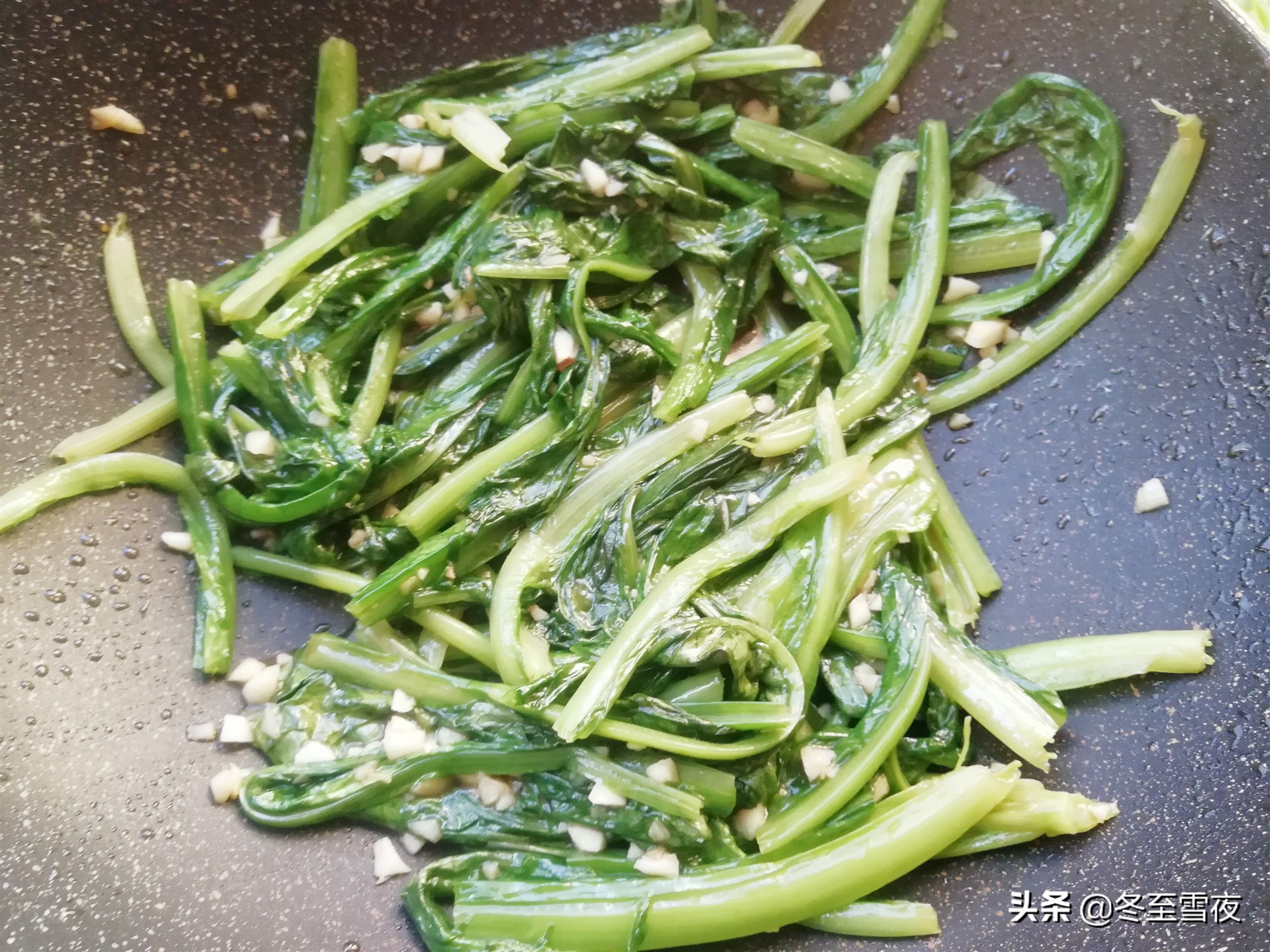 春季吃的这道时令菜清脆又爽口,春天多吃这菜清香脆嫩还去火