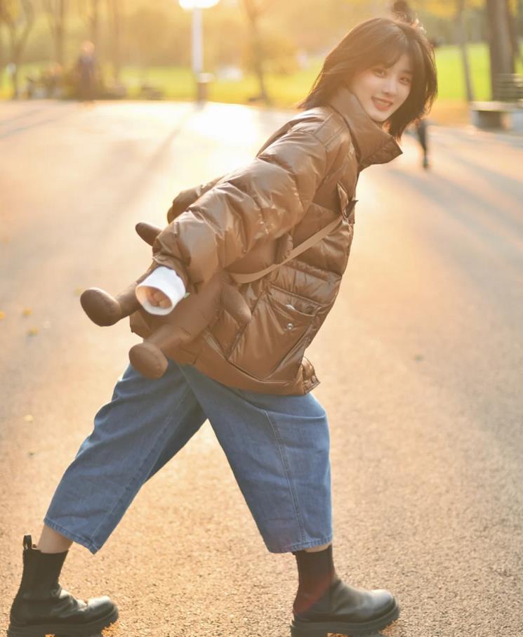 长款羽绒服配高帮帆布鞋,小个子羽绒服搭配靴子还是运动鞋