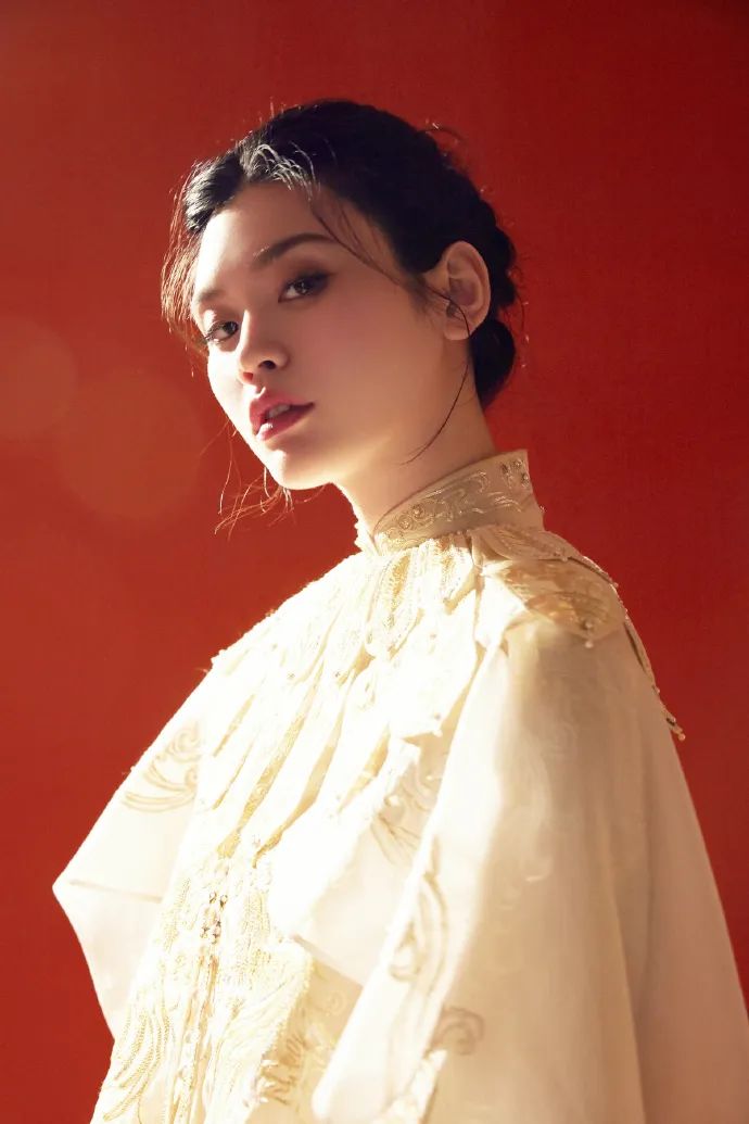 春晚时尚图鉴：热巴杨幂的红裙、王菲刷碗手套和董卿李思思的口红