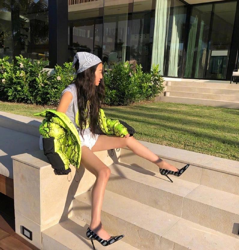 “婚纱女王”王微微近照曝光,年过七旬保养得当,身材纤细似少女