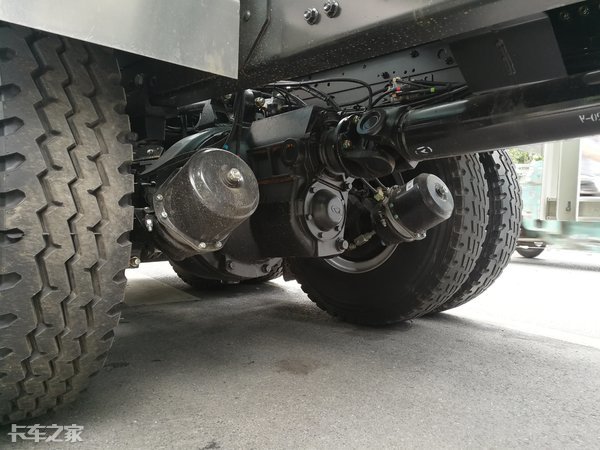 新款华菱轻量化8x4搅拌车,8分钟换电池汽车