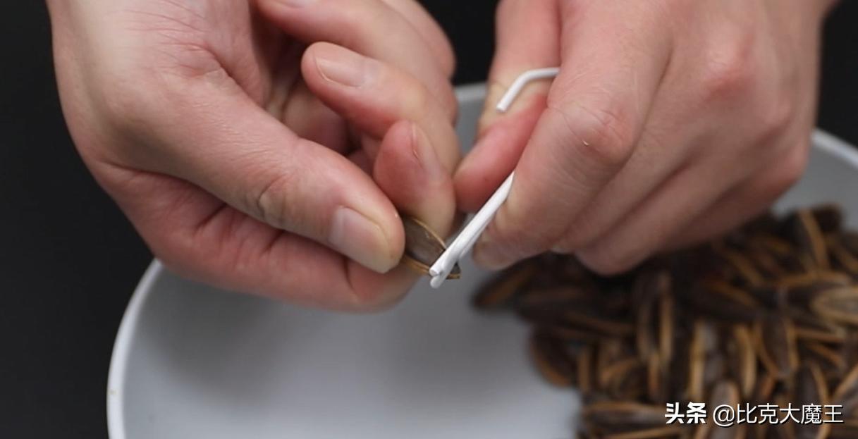 快速剥瓜子皮方便方法,用夹子剥瓜子小妙招