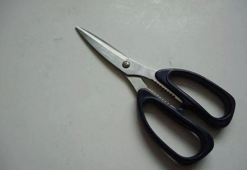 女子用剪刀致男友重伤,女子趁丈夫熟睡用刀捅死电视剧