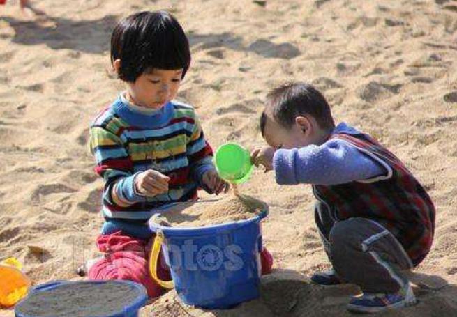 4岁小孩砖头砸爸爸头,宝宝拿东西砸爷爷被爸爸教育