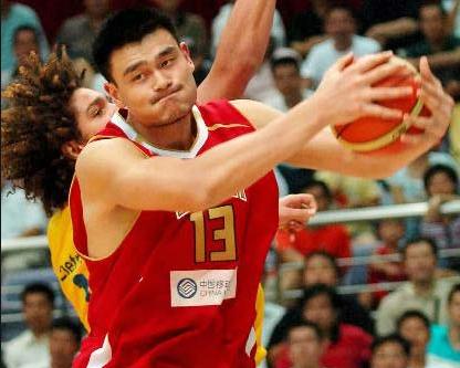 面对挑衅,姚明并不回避女儿是美国国籍,给出的回答让人哑口无言