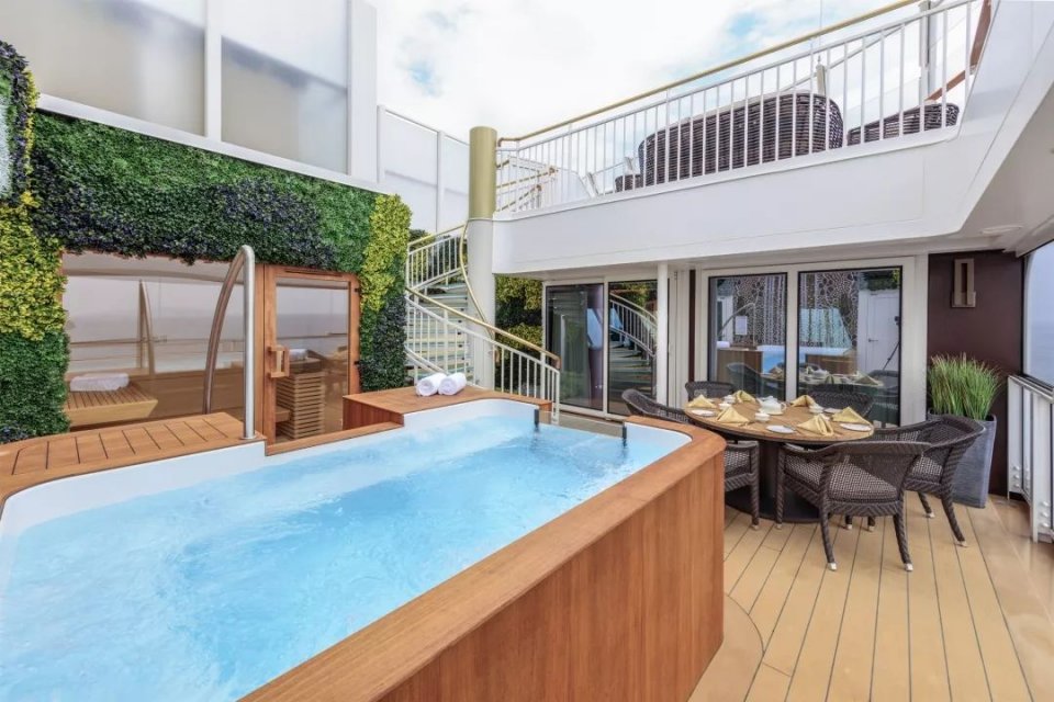 世界梦号内部游览过程 (探索梦号邮轮参观攻略)